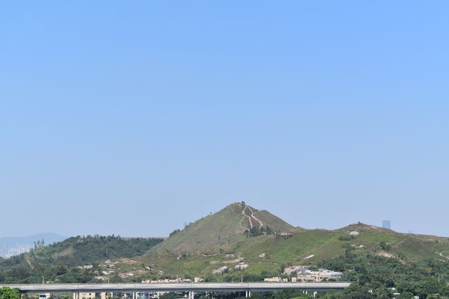 向こうの山にもお墓がたくさん。<br /><br />お墓まいりも大変だろうな。