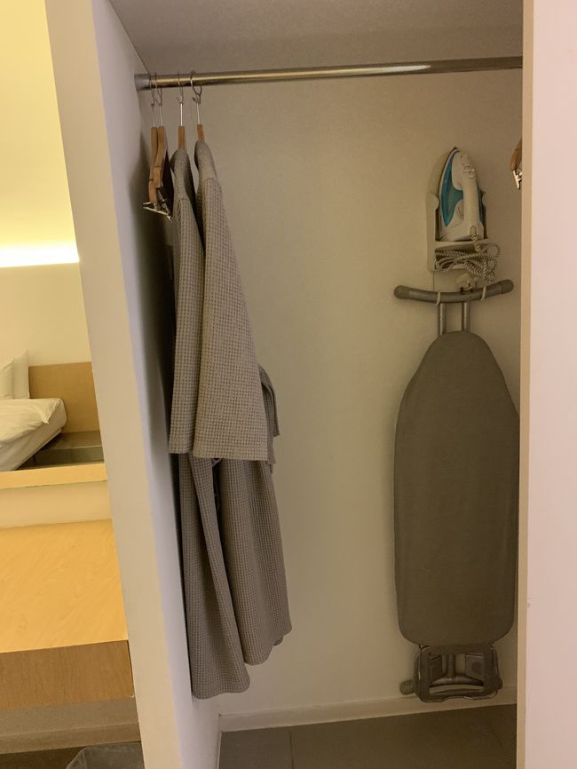 クローゼット、たっぷりお洋服入ります。<br />そんなに持ってきてないけど。