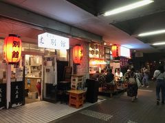 那覇ではモーニング営業やっている足立屋。
大盛況で入れない。