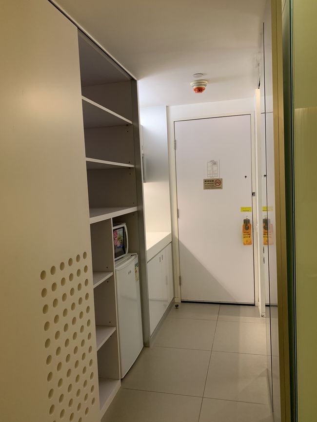 お部屋の入り口から部屋まで収納がたくさん。