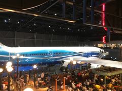 ７８７をドンと置いてある。
その周りにシアトル系の店が囲む。
とても賑わっていた。
でもどのお店もすごく高い値段設定だったので、リピータ獲得して続くだろうか、、、。