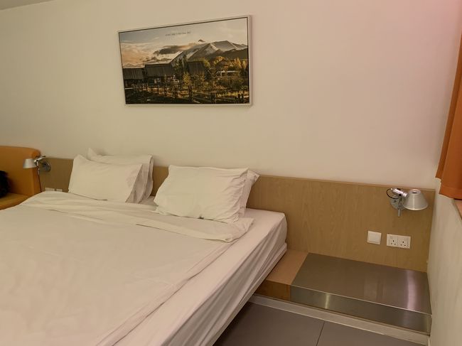 ソファーの反対側もスペースあり。<br />コンセントもたくさんあります。