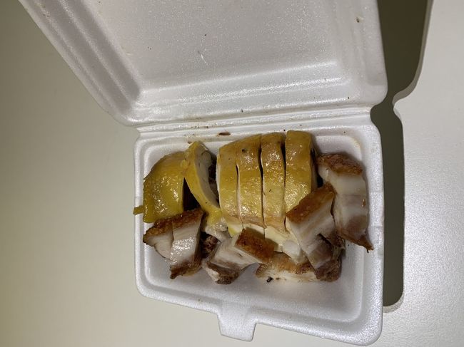 マッサージの帰りに行きたいお店に行ったら行列だったので諦めて…湾仔の通りにあったお店でお肉を。<br />塩加減がちょうど良くビールと共に完食。