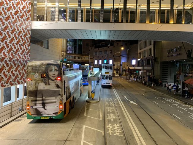 一息ついたらトラムに乗ってお出掛け。<br /><br />2階席の1番前を陣取って。<br />夜風が気持ちいい。