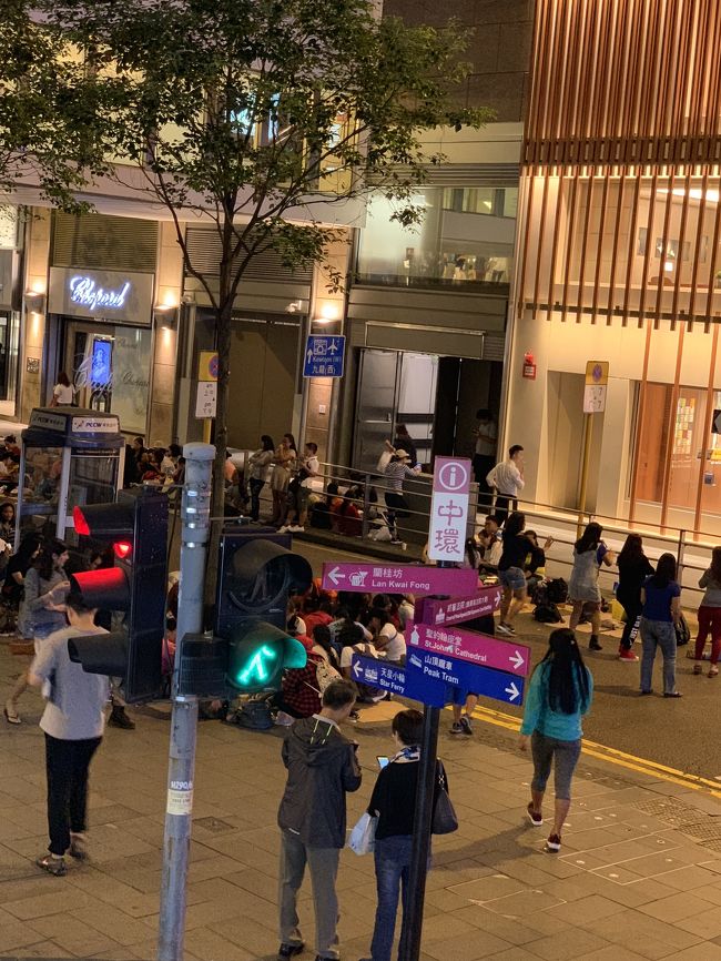 日曜日だからだね。<br />フィリピンの方達が思い思いに集ってます。