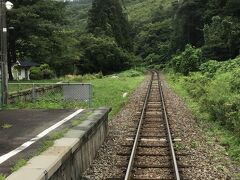 釜石線は単線です。
森に向かって進んでいく線路が綺麗です。