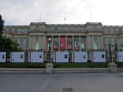 その向かいにはルーマニア国立美術館。
時間があれば見学したかったけど…今回の日程ではとても無理。
最初から国民の館に行かずこっちに来ていれば見学出来たと思うけどね。
国民の館が予約必須って知ってれば多分こっちに来たと思う。