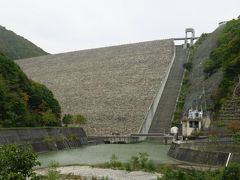 谷川がだめでもほかの紅葉スポットはどうだ！？
というわけで照葉峡を目指す。

途中、どでかいダムに出くわす。
奈良俣ダムである。
車道からこの景観。
