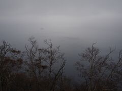 摩周湖に寄ってみましたが、霧の中でした…
湖は見えなくても、駐車場代は500円かかります…
(多分来月からは無料になると思います。)