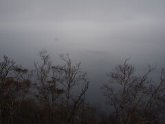 摩周湖に寄ってみましたが、霧の中でした…
湖は見えなくても、駐車場代は500円かかります…
(多分来月からは無料になると思います。)