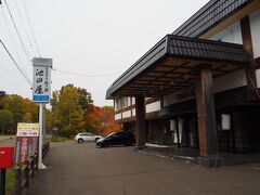 どうしても川湯温泉に入りたくて、立ち寄り温泉を探したところ、午前中からやっているのが、湯の閣 池田屋さんでした。

貸切露天風呂利用で2名3千円でした。
タオルレンタルは200円。
HPに書かれているのと、日帰り入浴の営業時間や値段が違うみたいでした。
HPには7時からと書かれていましたが、10時からのようでした。
季節によって変わるのかも？