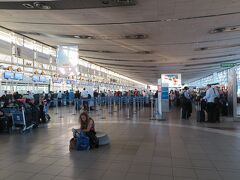 アルゼンチン航空でブエノスアイレス・エセイサ空港に向かいます。
アルゼンチン航空のチェックインカウンターは電光掲示板の案内とは全然違う場所で行われていました。