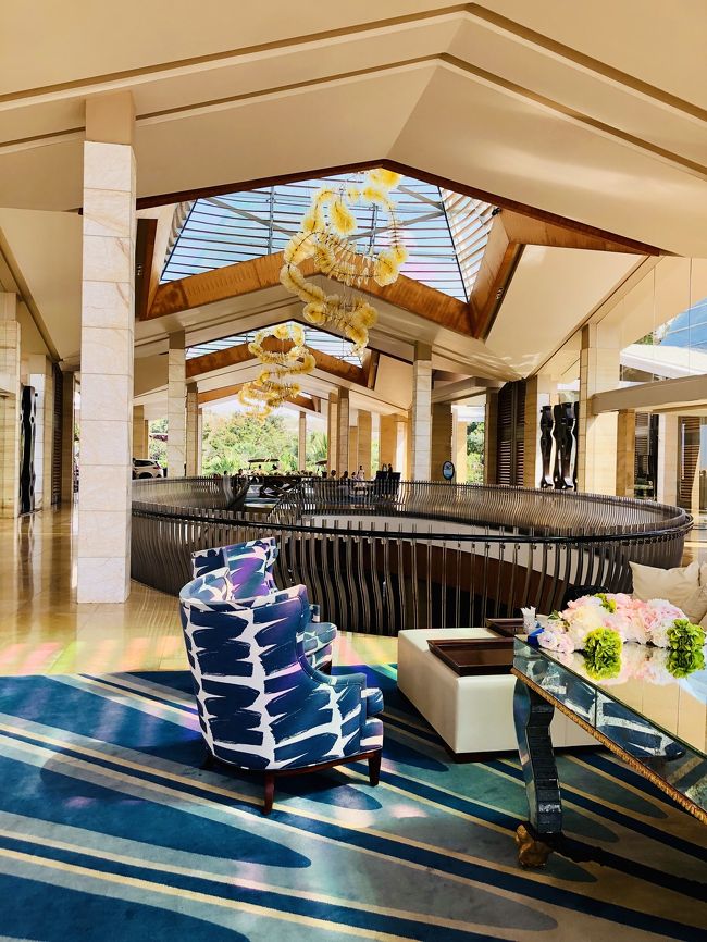 吹き抜けになっていて奥行きがありガラスに日が当たりキラキラしています(^^)