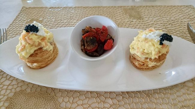 スモークサーモン  キャビア ソフトスクランブル<br />“ボローバン“