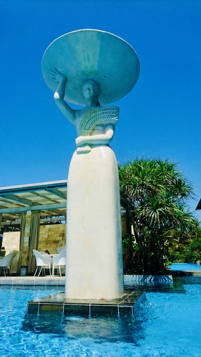 頭の上のお皿から水が流れ落ちている