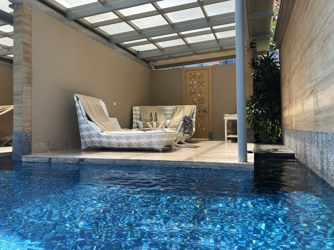 本日最終日。(4日目)<br />チェックアウトの時コートヤードプール近くのこのカバナを予約してもらい夕方まで過ごしていました。(ヴィラ宿泊者は無料)<br />食事やドリンクオーダーもここでできるのでかなり快適でした！