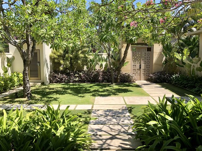 ヴィラに入ったところのお庭<br />どのヴィラも造りはほぼ同じのようです。<br />私達が宿泊したのはスタンダードのお部屋です。<br />それでも500平米越え。