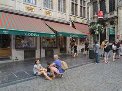 グランプラスにはゴディバのお店があります。
やはりベルギーと言えばチョコレート。
ただし、日本で買うよりも値段は高かったです。