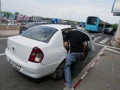 特に渋滞に巻き込まれることもなくホテルから20分ちょっとで空港到着。
UBERでチップ込みで40レイ。