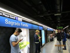 サンツ駅からは乗り換えナシで、地下鉄5号線でサグラダ・ファミリア駅に到着しました。

ホテルの最寄り駅でもあります。