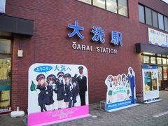 約14分で大洗駅に到着。アニメの舞台なのでしょうか？ パネルなどが賑やかな雰囲気。

タクシーに乗って仕事へ向かいます。