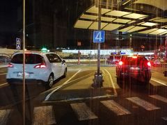 2時間半のフライトで、オルリー空港に到着。
タクシーは次々と来て、深夜でしたが無事ホテルにチェックインできました。