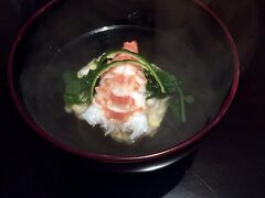 【銀座　とよだ】

個室もありますが、こういう雰囲気のお店は、やはりカウンターで、大将（岡本氏 53歳）の話を聞きながら、四季とりどりの日本料理を味わうのが最も贅沢なんだと思います。
