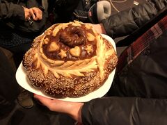 サンクトペテルブルクパークイン・プルコフカヤ
ここでは　歓迎のパン！たべきれるか！？
ここが良かった！ロビーも広いし明るい。遅くまでやっているスーパーも近くに２店程あった。
ただ大陸人だらけで・・・