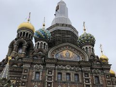 血の上の救世主教会
大きい！この玉ねぎがなんともロシアらしい。
一番大事な所が　覆い被っております。残念！

建物名からしてとても興味をそそられる「血の上の救世主教会」は1907年に完成したサンクトペテルブルクの教会であり、正式名称は「ハリストス復活大聖堂」と名付けられています。

建物名からしてとても興味をそそられる「血の上の救世主教会」は1907年に完成したサンクトペテルブルクの教会であり、正式名称は「ハリストス復活大聖堂」と名付けられています。

ロシアといった東欧の教会はフランスやスペインといった西欧の教会と比べて、形が個性的でカラフルな外観となっています。
理由としてはキリスト教における派閥が異なっているためであり、写真のような外壁の絵画も貴重に保護されています。

内部に入ると、天井や壁にぎっしりと新約と旧約の聖書における話の宗教画が描かれています。
キリスト教について知らない人であっても、圧巻の内部は言葉で言い合わすことができないでしょう。
