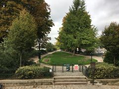 ヴェールギャラン公園(square du vert galant)です。
階段を数段上がると鉄の格子の門がありますが、開けて進みます。