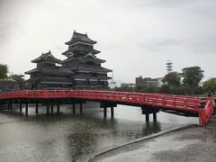 埋橋と松本城。インスタ映えといいたいところですが、雨が降っていてどんよりしています。