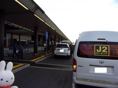 送迎車で一度、成田空港第２ターミナルへ送ってもらいます。
そう、第３ターミナルはバスかタクシーしか入れないんです(;´Д｀)。