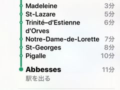 Abbesses(アベス駅)までの停車駅と時間がでます。

次の駅のホーム表示がConcorde(コンコルド駅)なら正しい方向に乗っている事になります。違う場合は下車して乗り換えします。こんな時にナヴィゴだと気にせず（落ち込まずに）乗り換え出来ますね。