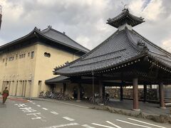 駅前の外湯の入口