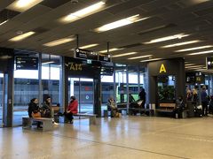 ☆オスロバスターミナル☆

この日はベルゲンから夜行電車で、早朝6：25オスロ到着。

AM10：55発のストックホルム行きのバスに乗ります。

バスターミナルは平日だからか空いていました。