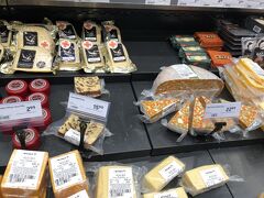 ホテルの横にあるショッピングモールの中のスーパーには色とりどりのチーズが！