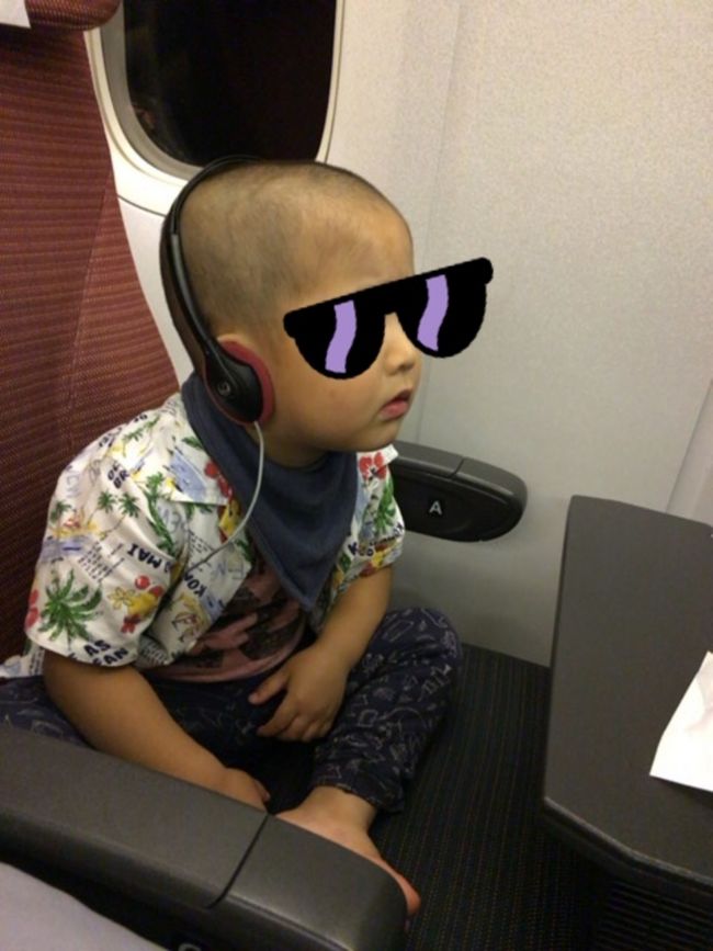 心配した弟くんですが、ドラえもん、アンパンマン のTVをひととおりみて、「眠いから寝るね～zzz」とあっさり寝てくれた！<br />この旅、いちばんの難関をクリア。<br />夜便、JAL様、神！！！