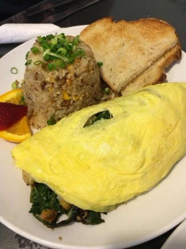 しょっぱい系も。オムレツとフライドライス。