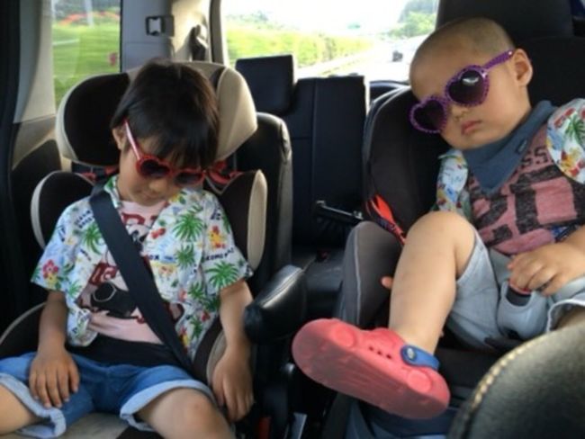 車で成田空港までGO～！<br />ハワイってだけで全員車中からテンションあがる♪<br />搭乗前、いまとってもややこしい暴れん坊（2歳）の隣にどちらが座るかでパパママはなすりつけあい。結局ママが隣に座ることに。