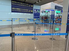 もうこの1年だけで何回来たか分からない北京首都国際空港。
最初は戸惑った乗り継ぎも今はすっかり慣れっこ。
最初来た時は大混雑だった乗り継ぎ手続きのゲートも今はガラガラ。
そういえばここも1番最初は人がチェックしてたけど今は自動改札に変わったよなぁ。