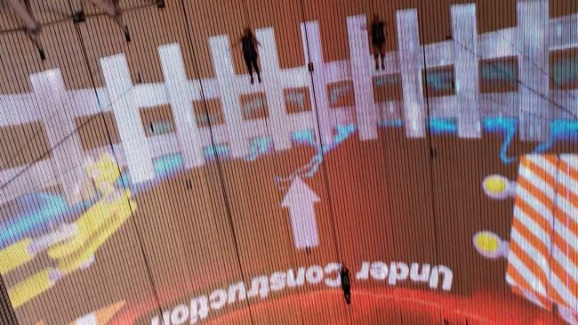 受付からすぐに建物内にはいれたのですが、そこから長い！<br />1時間以上待たされました。<br /><br />かなり飲んでいたのでトイレがヤバくて、キケンしそうになりましたが、<br />一人参加だったため、「一人の人いるー？」と聞かれ手を挙げると<br />グループの人より先に乗せてもらえました☆<br /><br />右から二番目が私。<br /><br />乗るまでは飛んでる最中にもれたらどうしようと思ってましたがｗ<br />乗ったら楽しすぎてそんなことはどこかに吹っ飛んでしまってましたｗｗｗ