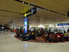シンガポールのチャンギ国際空港にはほぼ定刻の0時半前に到着。
