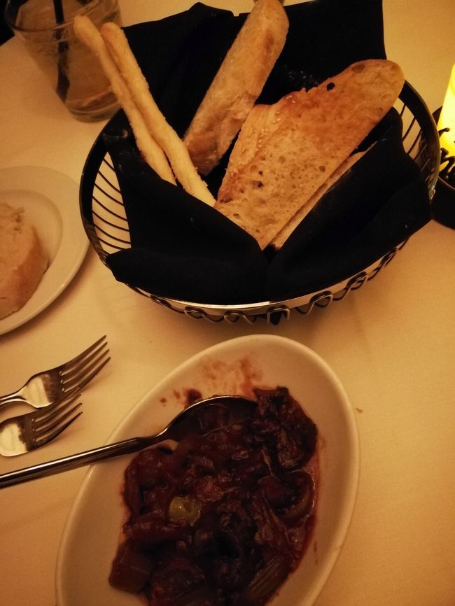 なんかステーキだよねーと　アンディアーモへ。<br /><br />写真ではよくわからないけど、おつまみとパンだけでおなか一杯になる量があります。