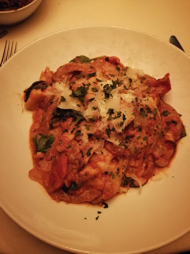 店員さんオススメのパスタ。<br /><br />味はフツー。　写真ではそうでもないように見えますが量は大量！<br /><br />私の中では3人前ｗ