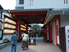 市比賣神社

京都駅から本日の宿泊場所の五条までは大した距離でもないので、ぶらぶら散策しながら歩いていくことに。