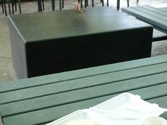 カイルア通側にテーブルと椅子があったので，そこで食べました。野生の鶏が狙っています。やっぱり店内で食べたいですね。わびしいです。