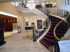 ホテルロビー。階段が豪華な感じです。
