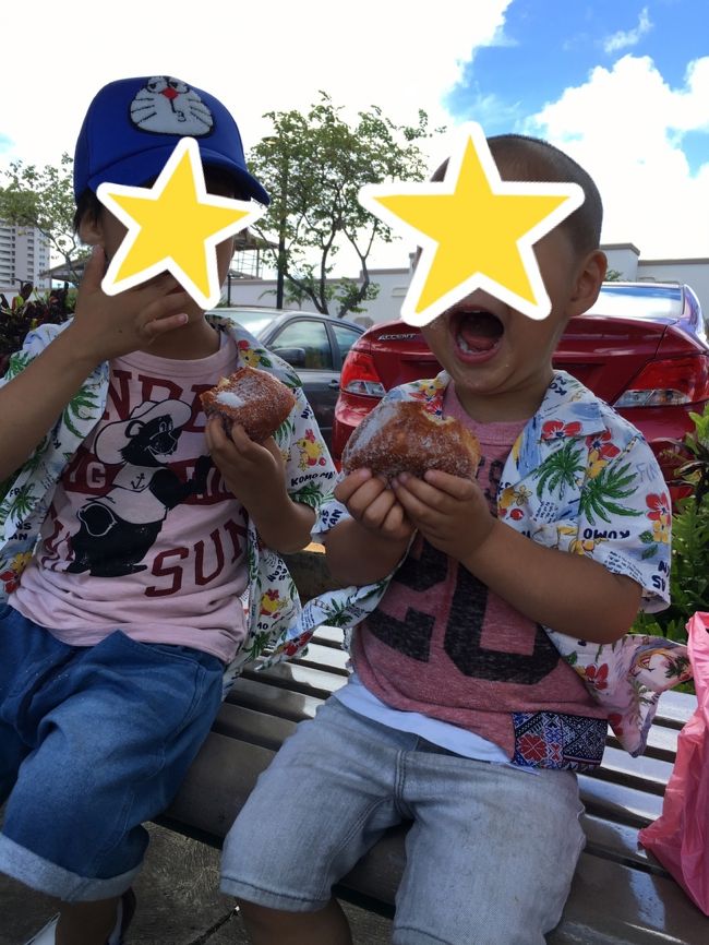 その場でパクつく笑<br />作り立てが美味しいもんね！<br />スーパーのセーフウェイに寄ってまたレインボートロリーに乗ってワイキキへ。