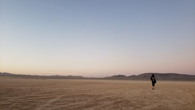 mojave砂漠到着。<br /><br />RISEに向かうバス乗り場が何の知らせもなくマンダレイベイからデラノに移動してて焦りました。<br /><br />しかもホテルの人はRISE？なにそれ？的な感じで全然認識しておらず、<br />デラノのどこかの乗り場かと思いきや、デラノのパーキングの出口に係員が立っており、向こうの道路にバスがいるよーという案内になってましたｗ<br /><br />行きのバスはUSB差込口はなかったですが、コンセントありでした。<br />帰りの小さなマイクロバスはコンセントみあたらず。<br />