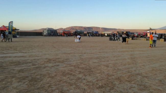 出口に近いＷを選びましたが、NWとかSWのほうが両サイドの飲食テントとかトイレが近くて便利かも。<br /><br />でも、だーれもエリアの確認をしてくる係員はいなかったので<br />ぶっちゃけどこでも座ってよかった気がしますｗ